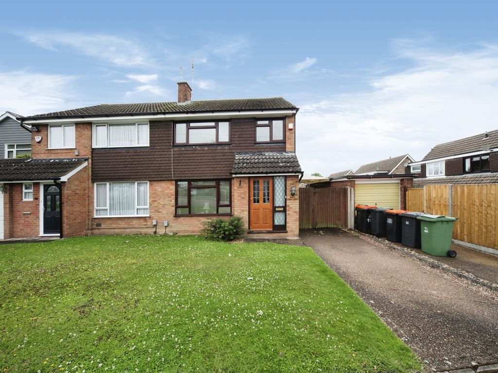 3 bed semidetached house for sale in Chichester Close, Dunstable LU5