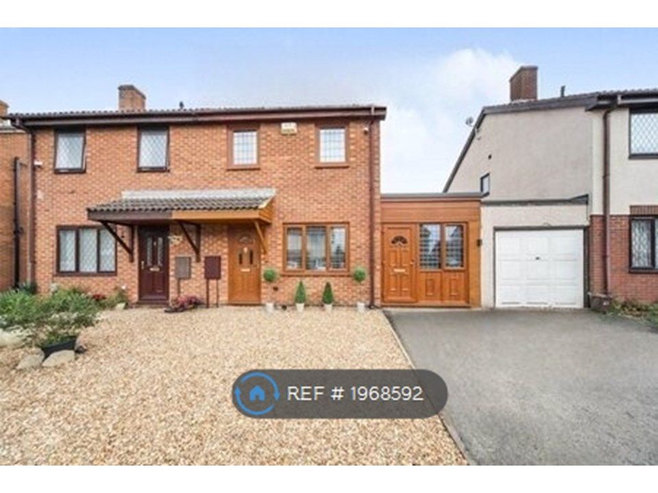 3 bed semidetached house to rent in Thornhill Close, Houghton Regis