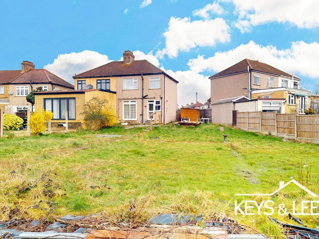 3 bed semidetached house for sale in Lynton Avenue, Romford RM7, £