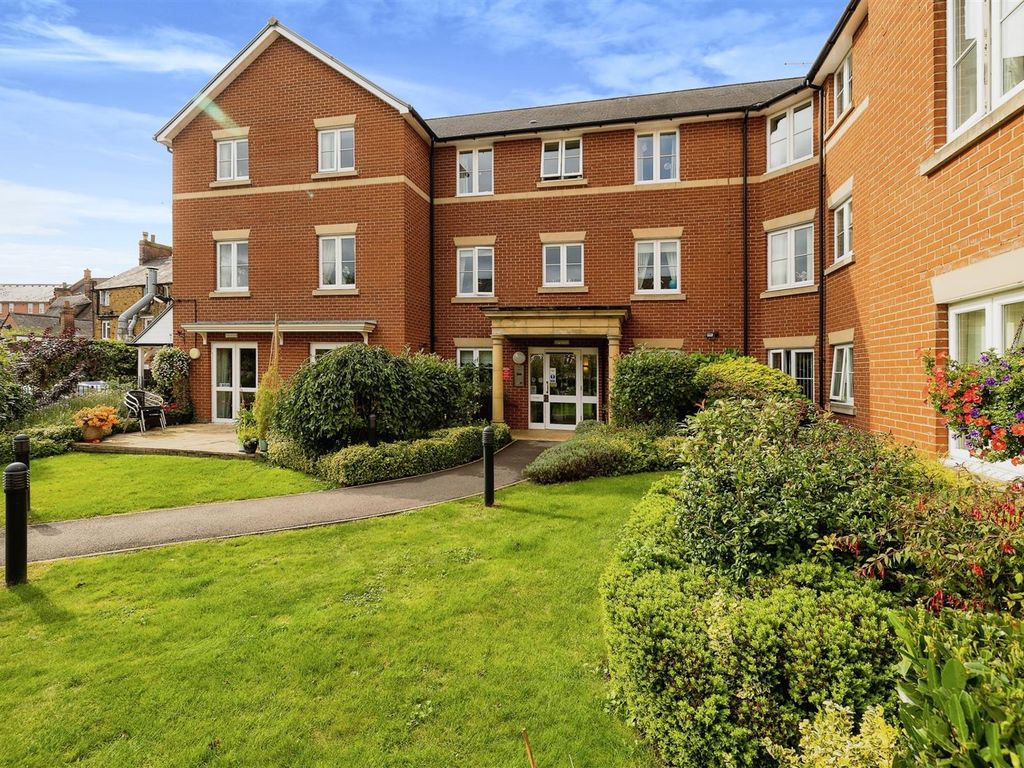 1 bed flat for sale in School Lane, Banbury OX16, £130,000 Zoopla