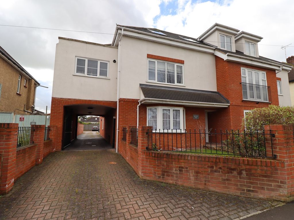 2 bed flat for sale in Carlton Avenue, WestcliffOnSea SS0, £260,000