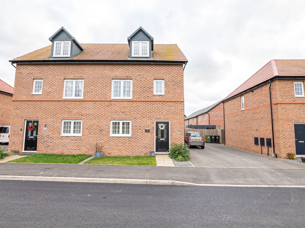 4 bed semidetached house for sale in Steeplechase Way, Market