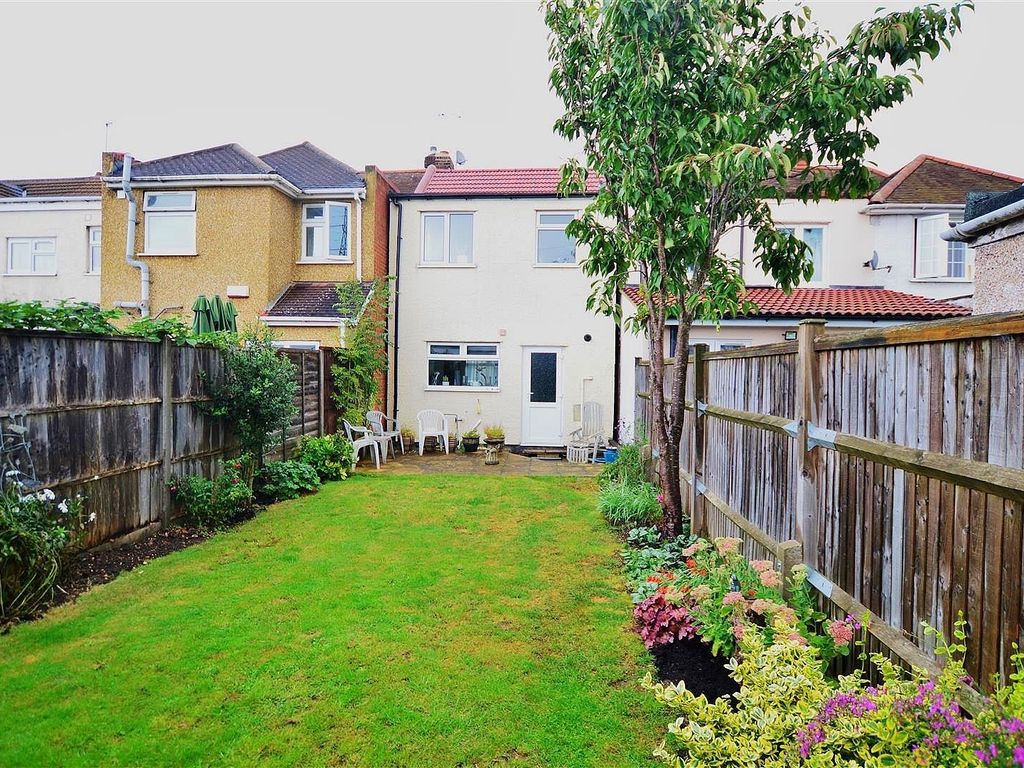 2 bed terraced house for sale in Oatlands Drive, Slough SL1, £375,000