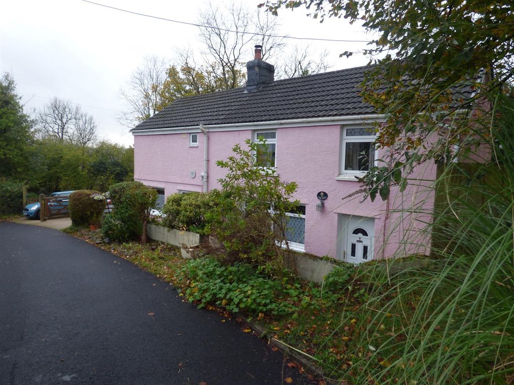 3 bed detached house for sale in Mynachlog Road, Pontyberem, Llanelli