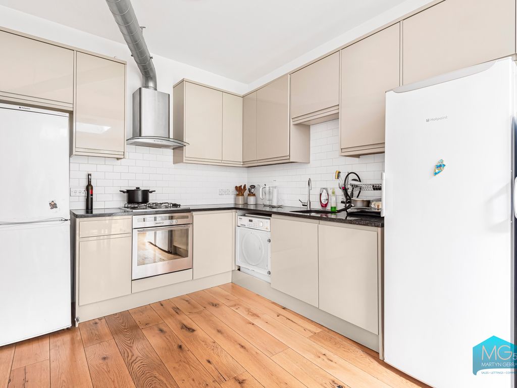 4 bed terraced house to rent in Warwick Road, Bounds Green, London N11