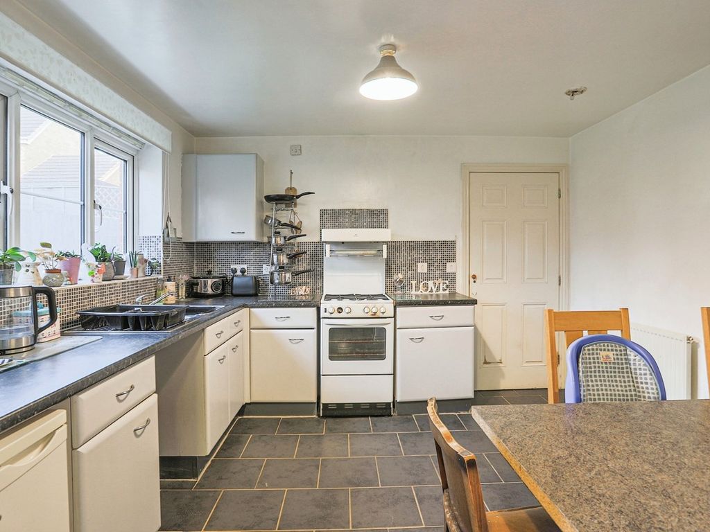 4 bed detached house for sale in St Helens Avenue, Barnsley S71, £