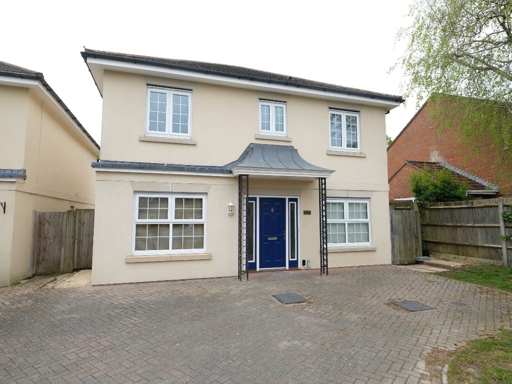 4 bed detached house for sale in Hythe Road, Marchwood SO40, £495,000