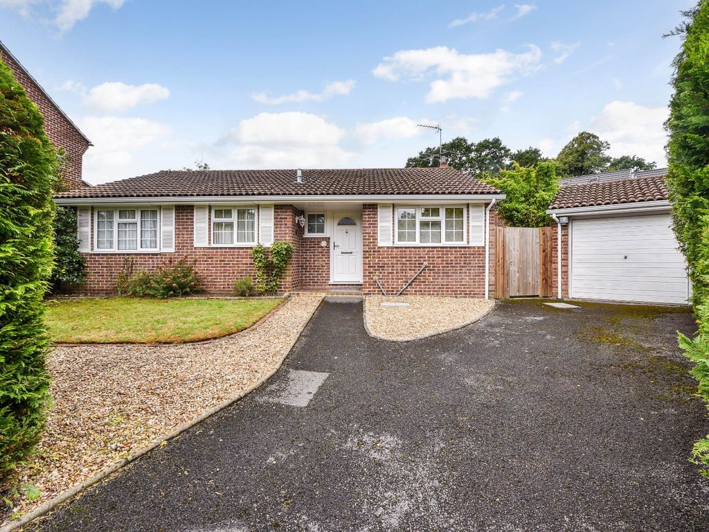3 bed bungalow for sale in Meadow Way, Liphook, Hampshire GU30, £