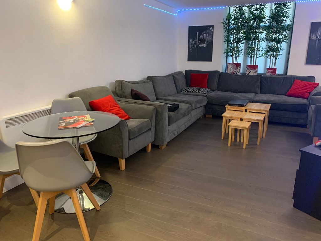 2 bed flat to rent in Cambridge Street, City Centre, Manchester M1, £