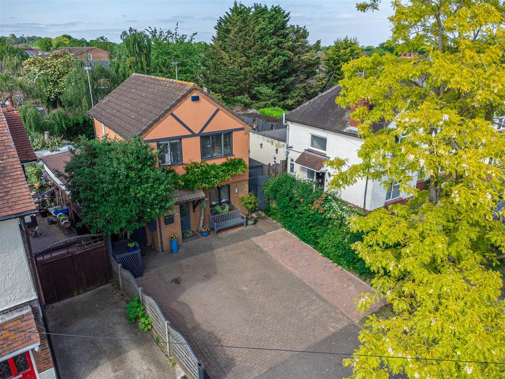 3 bed detached house for sale in Andrews Lane, Cheshunt, Waltham Cross