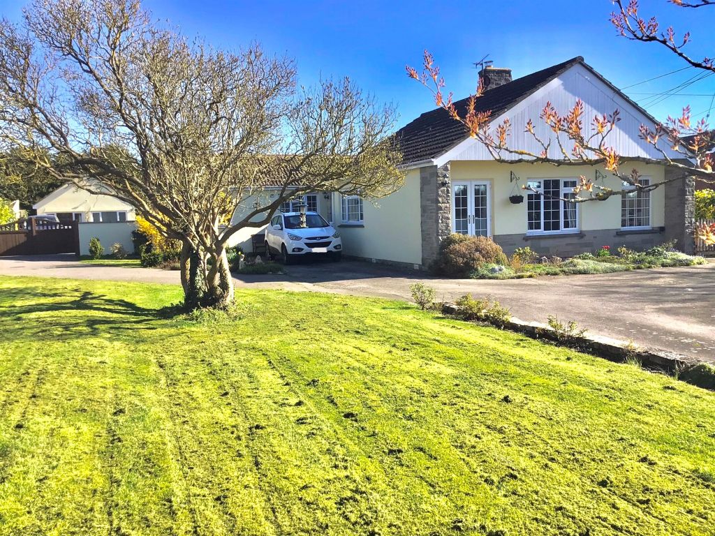 3 bed detached bungalow for sale in Trevena, New Zealand, Calne SN11, £