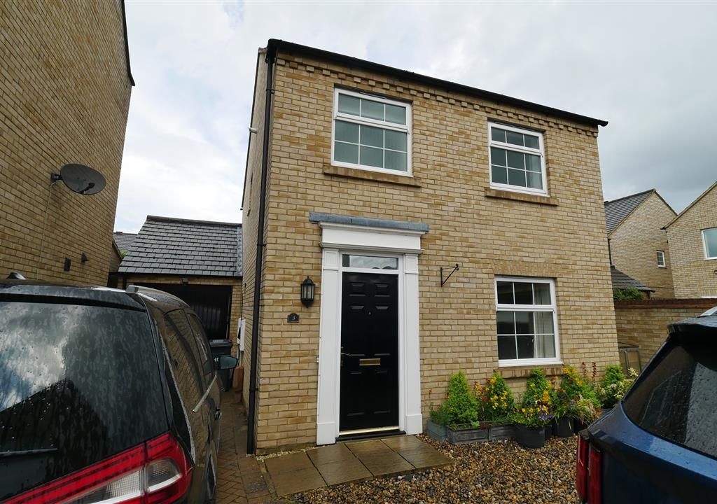 3 bed detached house to rent in Pashley Court, Eynesbury, St. Neots