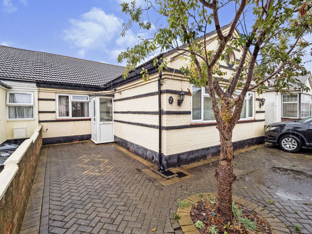 3 bed bungalow for sale in Stanley Road North, Rainham RM13 Zoopla