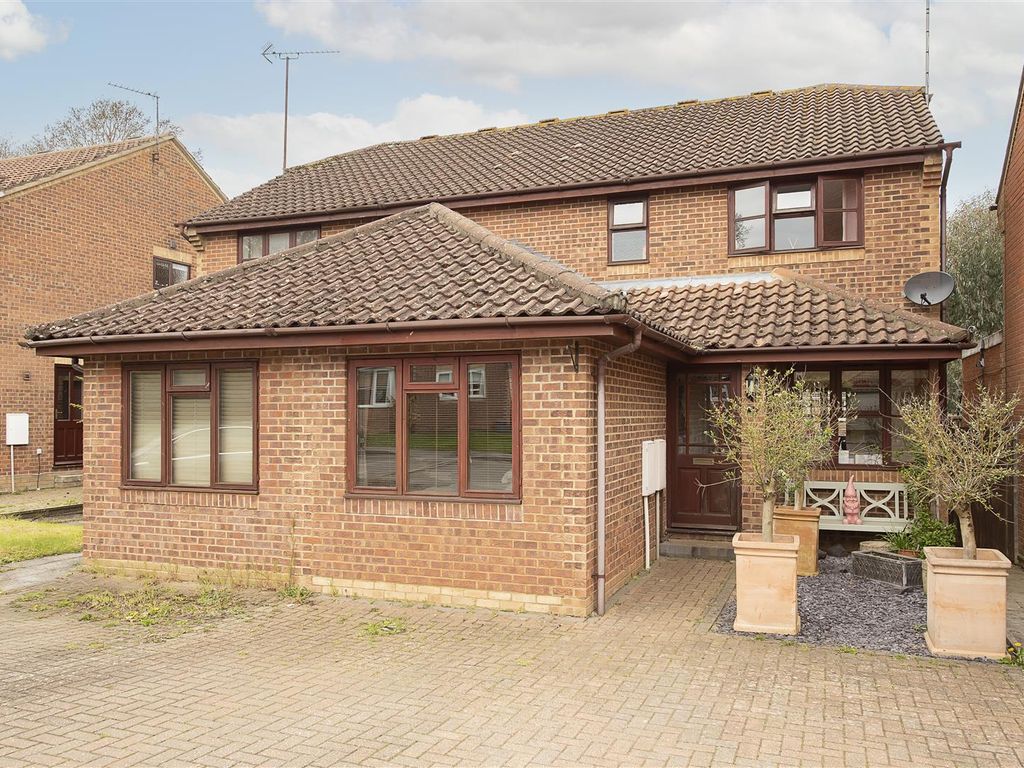 3 bed semidetached house for sale in Carpenders Close, Harpenden AL5