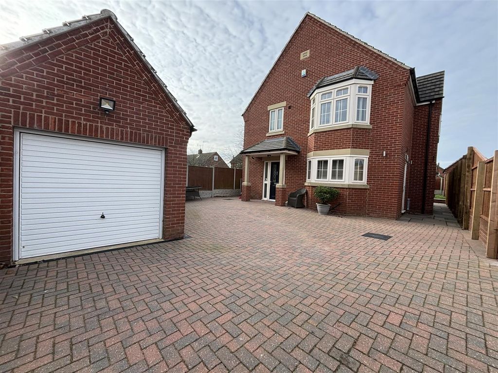 4 bed detached house for sale in Park View, Worksop S81, £330,000 Zoopla