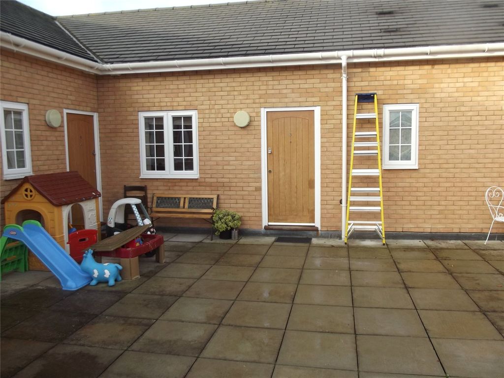 1 bed flat to rent in Victoria Road, Mortimer Common, Reading