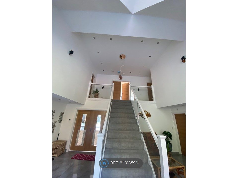 Room to rent in Wildmoor Lane, SherfieldOnLoddon, Hook RG27, £700 pcm