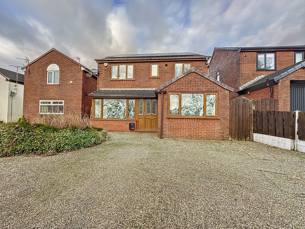 5 bed detached house to rent in Moorcroft, Lower Darwen, Darwen BB3, £