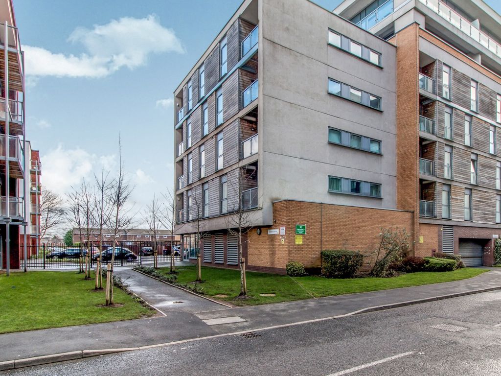 1 bed flat to rent in Pioneer House, Elmira Way, Salford M5, £895 pcm