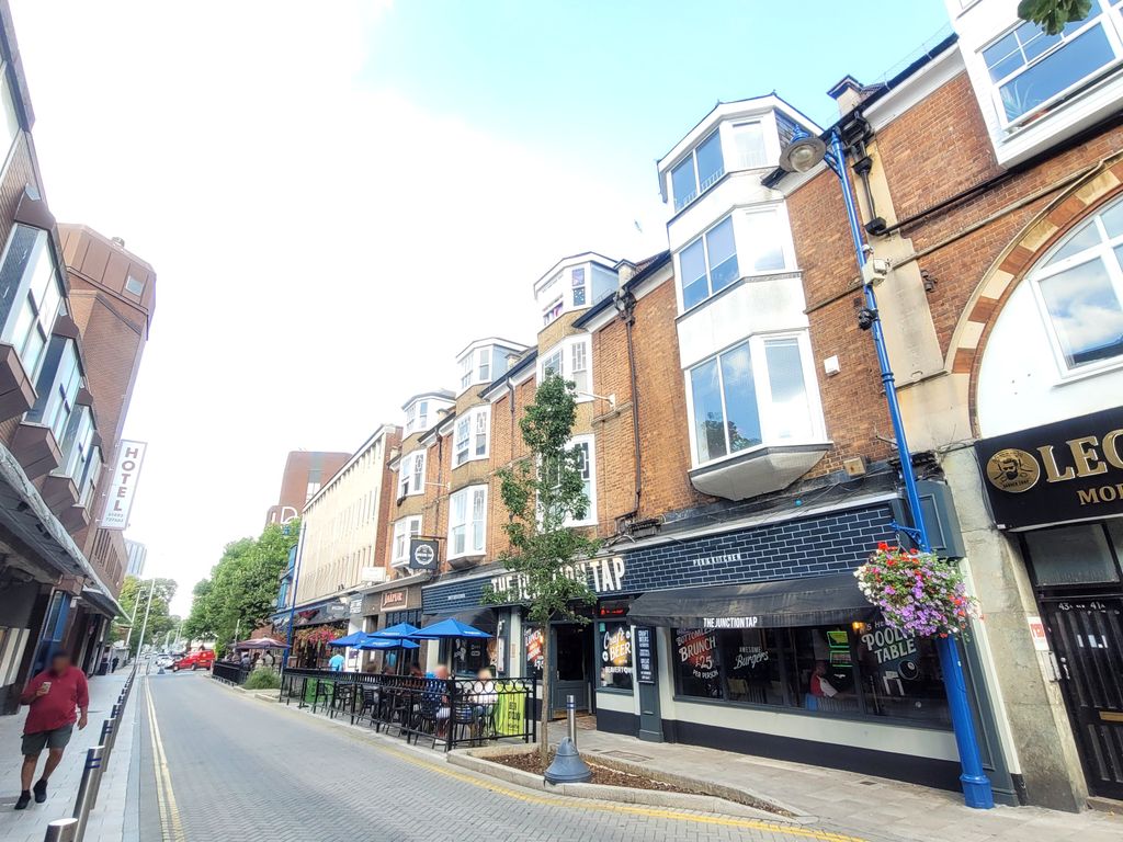 Chertsey Road, Woking, Surrey GU21