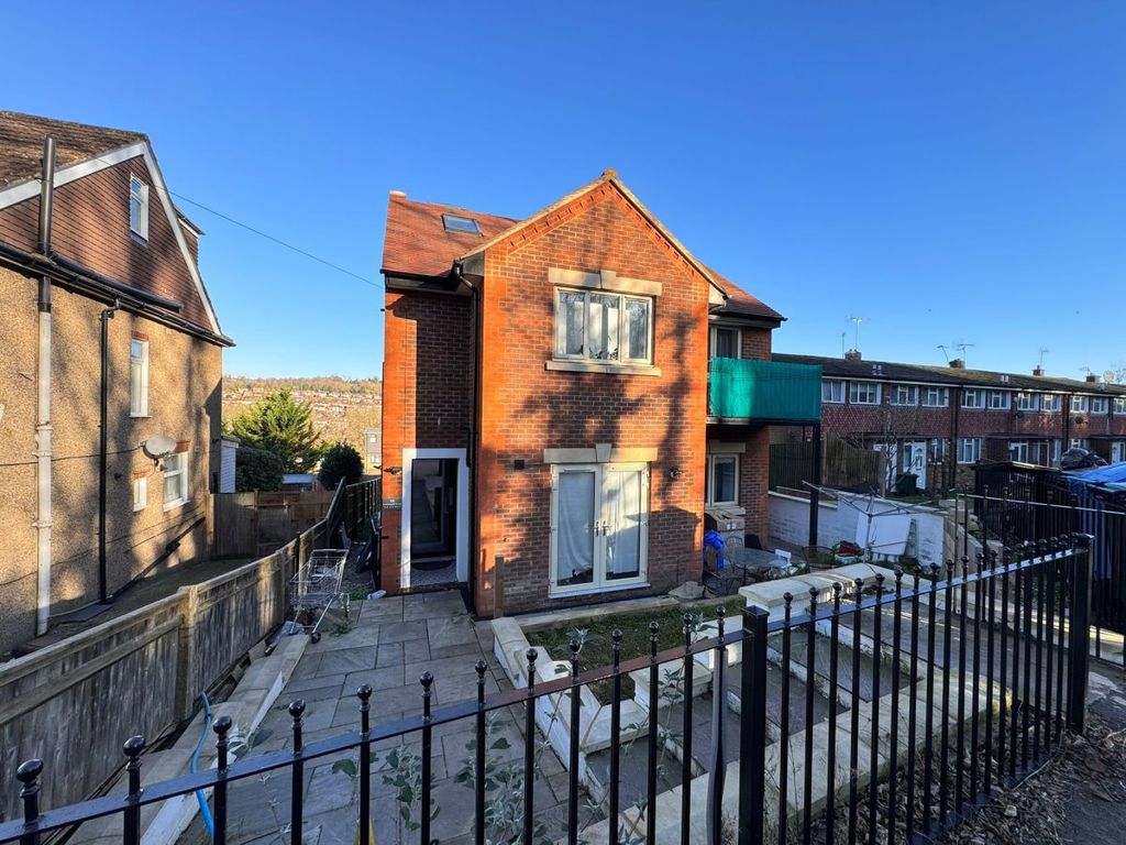 2 bed flat to rent in Prestwood Close, High HP12, £1,650 pcm