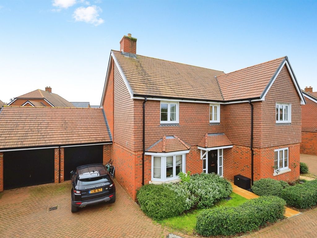 5 bed detached house for sale in Trefoil Road, Hellingly, Hailsham BN27