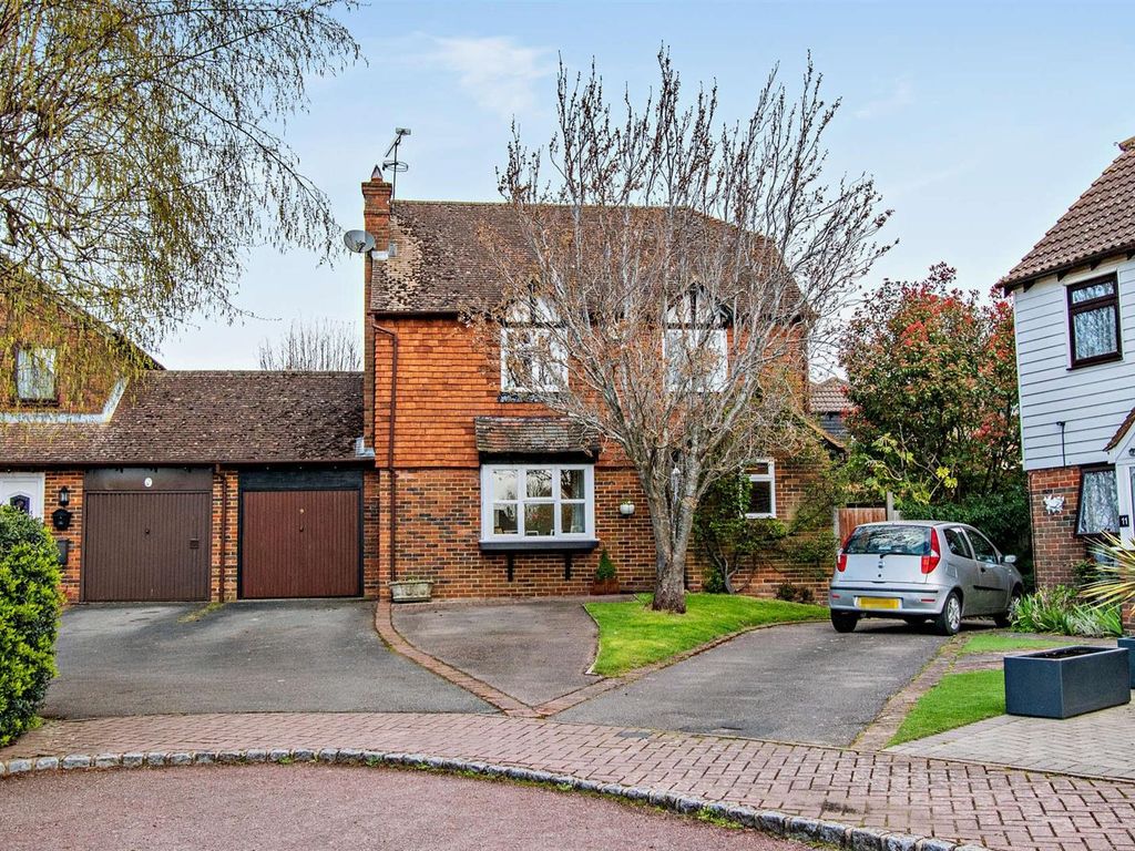 4 bed link detached house for sale in Bodsham Crescent, Bearsted