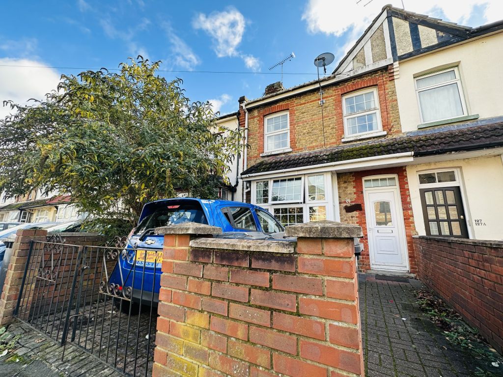 5 bed terraced house for sale in Walton Road, Woking GU21, £425,000