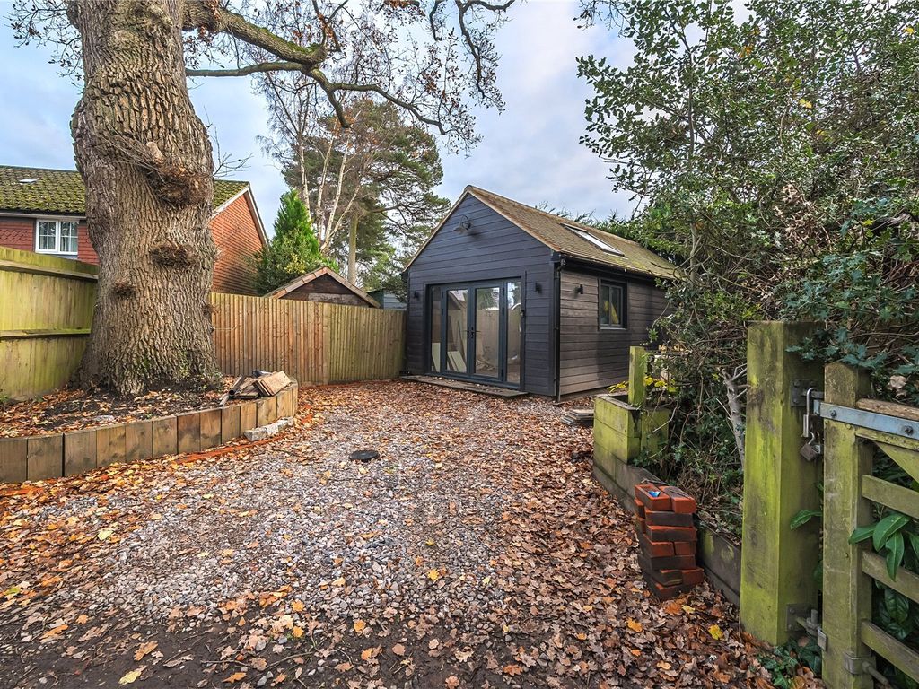 Studio to rent in Hook Heath Road, Woking GU22, £1,250 pcm Zoopla