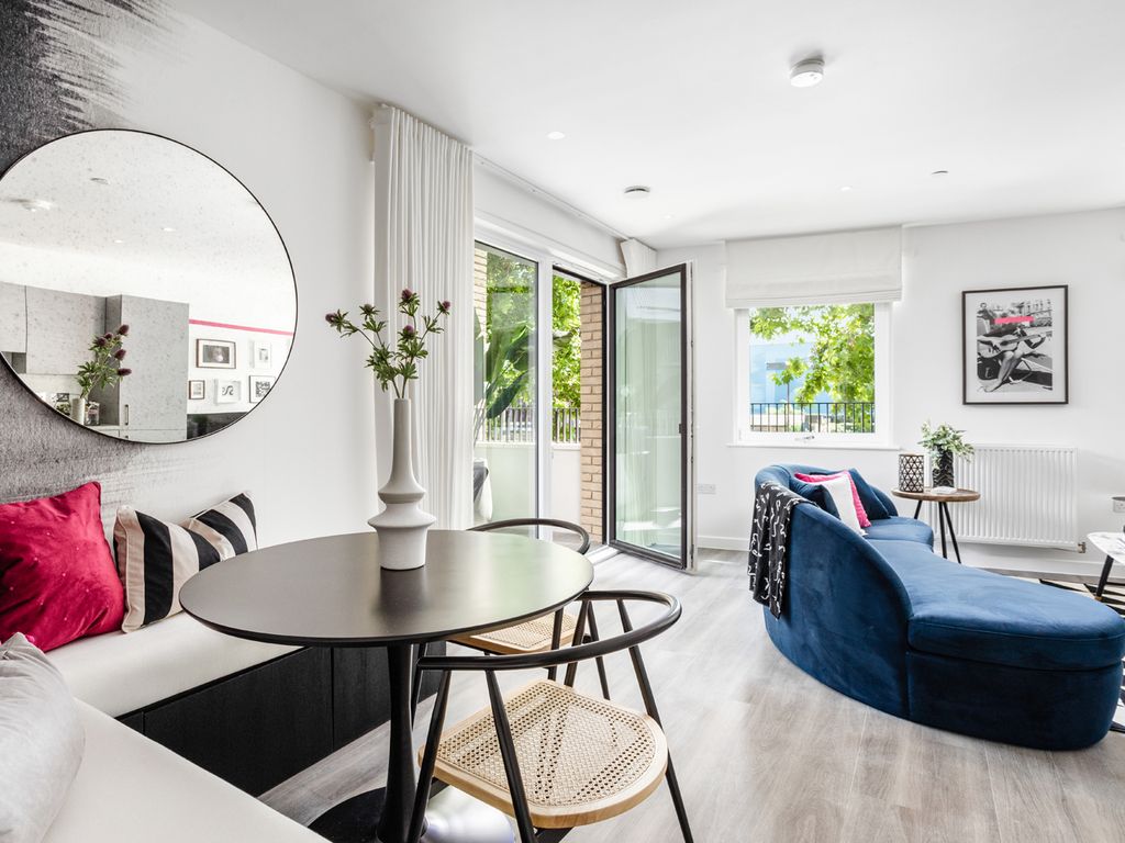 Blackhorse Road 81, Walthamstow E17  