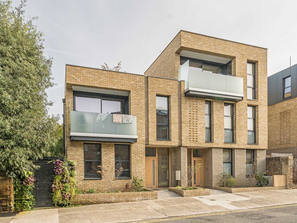 2 bed semidetached house for sale in St. Andrews Road, Surbiton KT6, £