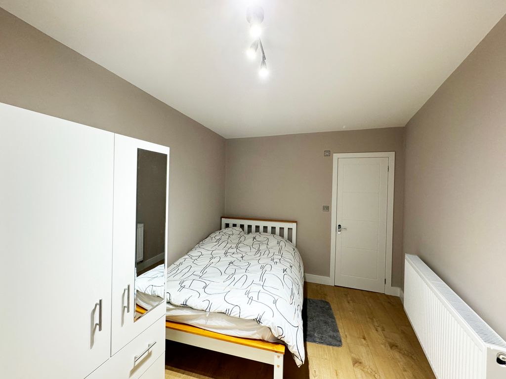 Studio to rent in Stanwell Gardens, Staines TW19, £850 pcm Zoopla