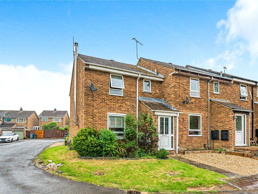 3 bed end terrace house for sale in Bakers Piece, Witney, Oxfordshire