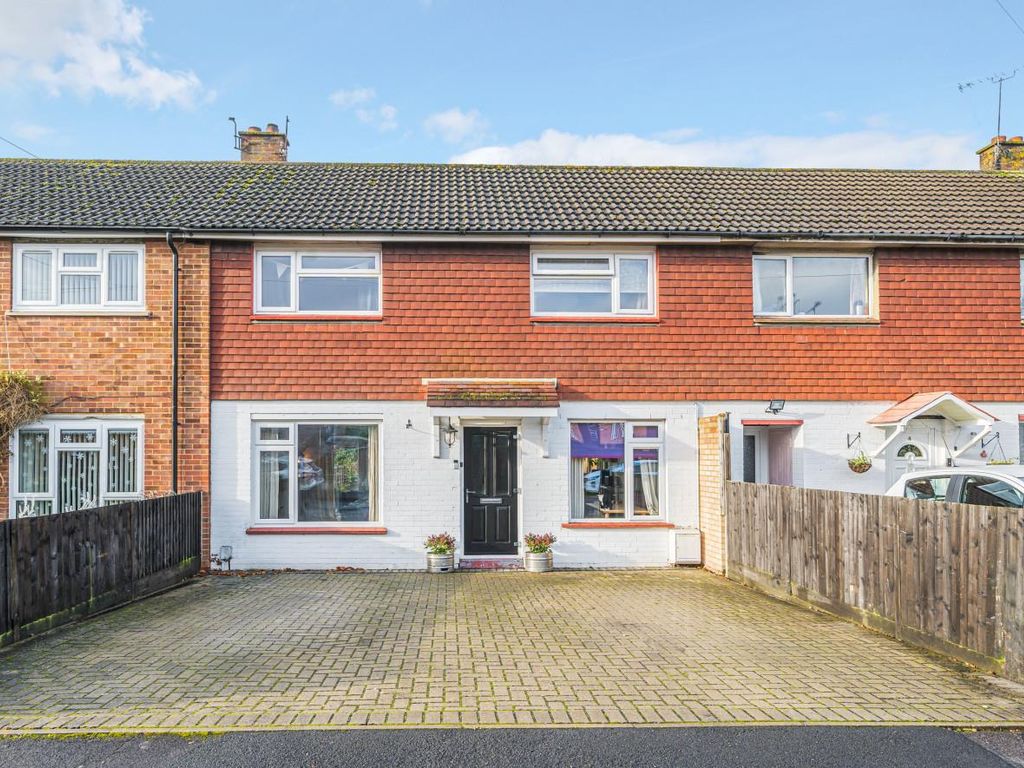 3 bed property for sale in Horseshoe Close, Camberley GU15, £375,000