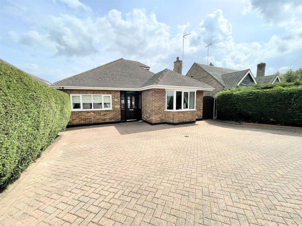 3 bed detached bungalow for sale in Burton Road, Woodville, Swadlincote
