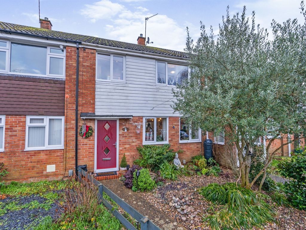 3 bed linkdetached house for sale in Beverley Gardens, Romsey SO51