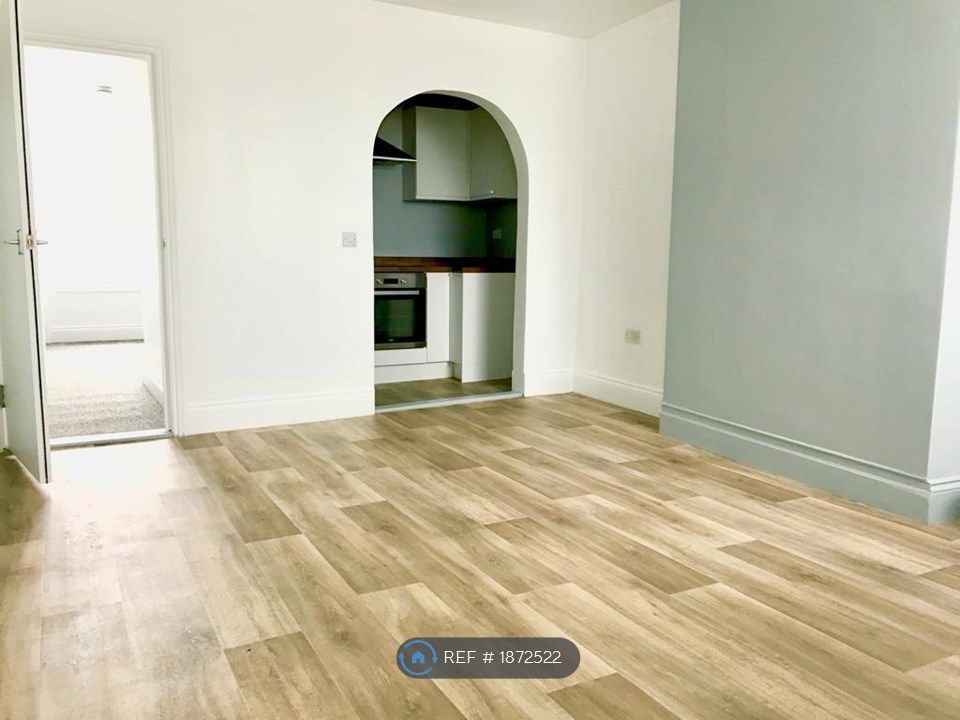 1 bed flat to rent in Christchurch Road, Bournemouth BH7, £895 pcm Zoopla