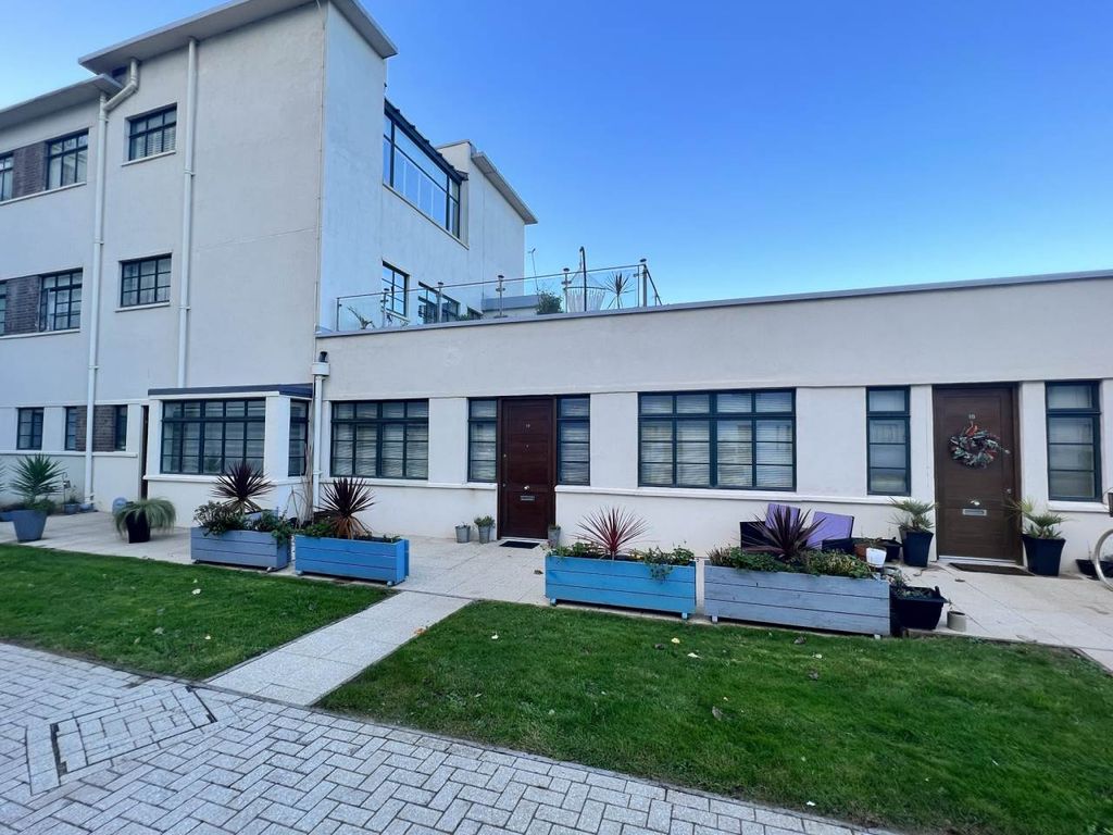 2 bed terraced bungalow to rent in Courtlands, Hayes Point, Sully CF64