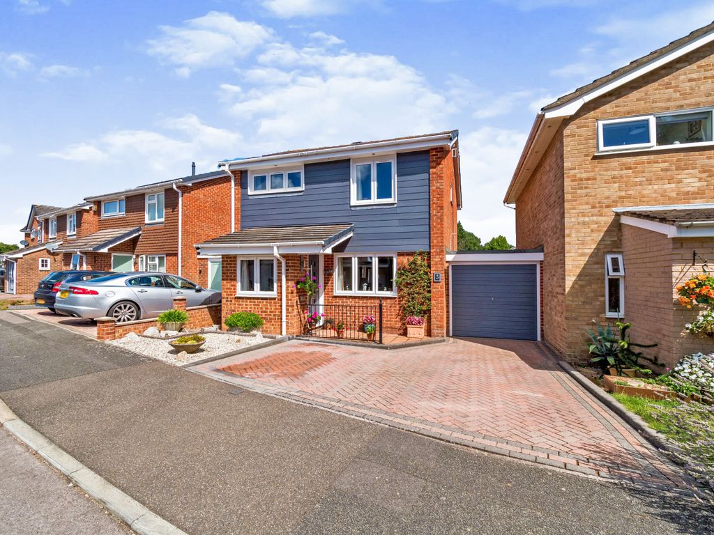 4 bed linkdetached house for sale in Buckland Gardens, Calmore, Southampton, Hampshire SO40