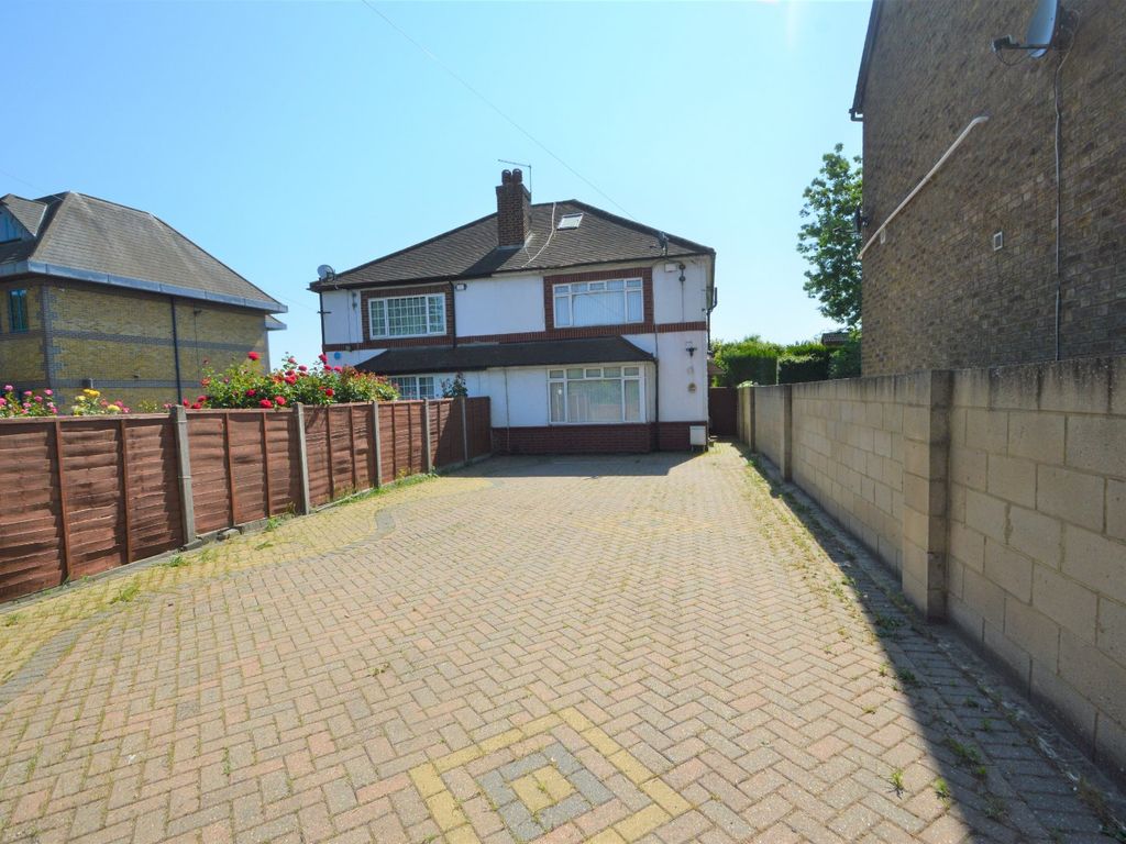4 bed semidetached house to rent in London Road, Slough, Berkshire SL3