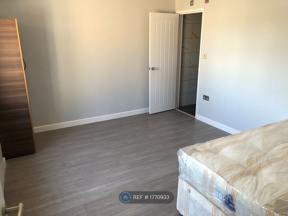 Room to rent in Westmount Road, London SE9, £900 pcm Zoopla