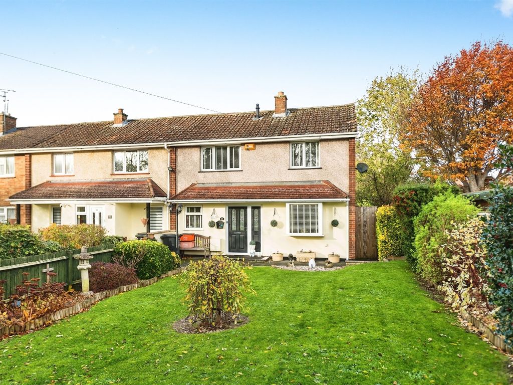 3 bed end terrace house for sale in Fairford Crescent, Swindon SN25, £