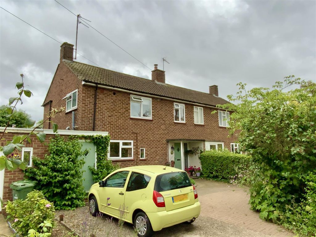 3 bed semidetached house for sale in Debbs Close, Stony Stratford