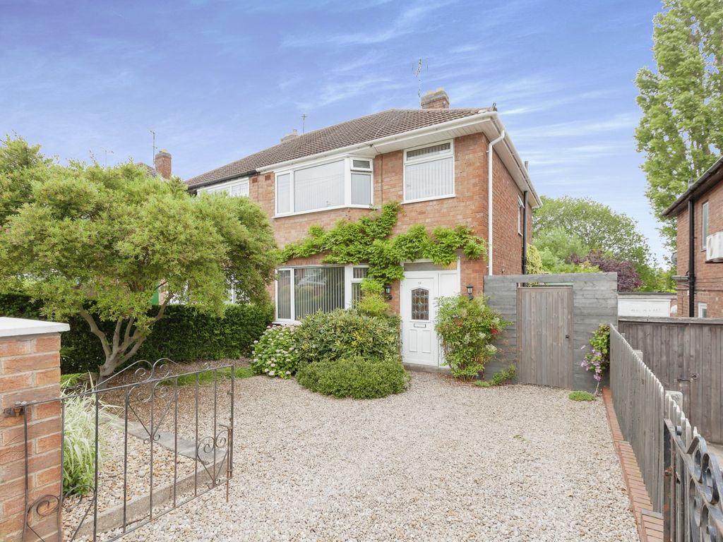 3 bed semidetached house for sale in Chestnut Avenue, Leicester LE5