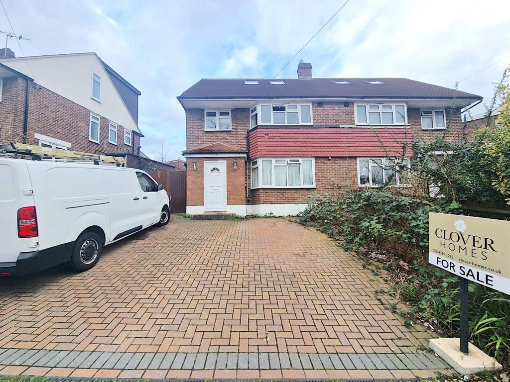 4 bed semidetached house for sale in Waterfall Road, London N14, £