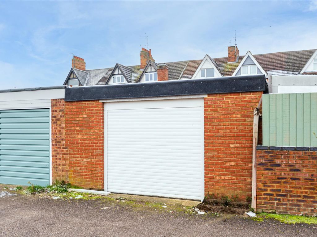 4 bed terraced house for sale in York Road, Kettering NN16 Zoopla