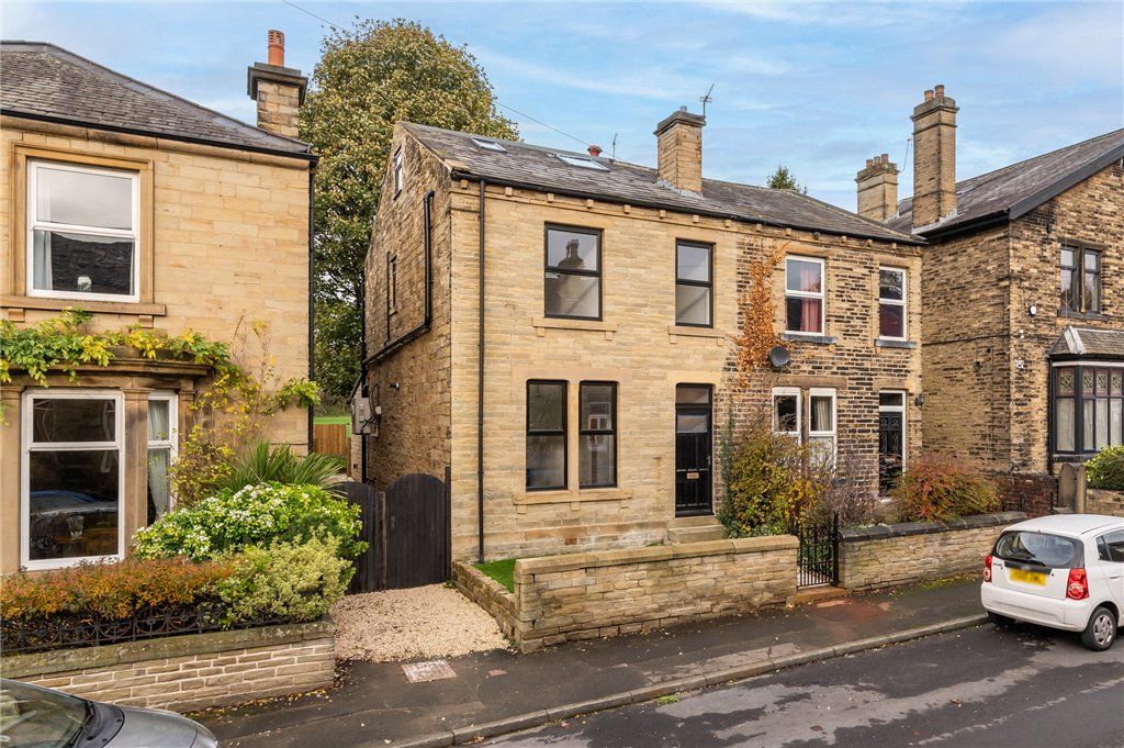 5 bed semidetached house for sale in Vernon Road, Heckmondwike, West