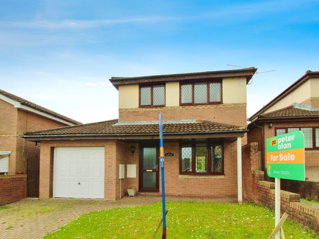 3 bed detached house for sale in Brookfield Avenue, Barry CF63, £