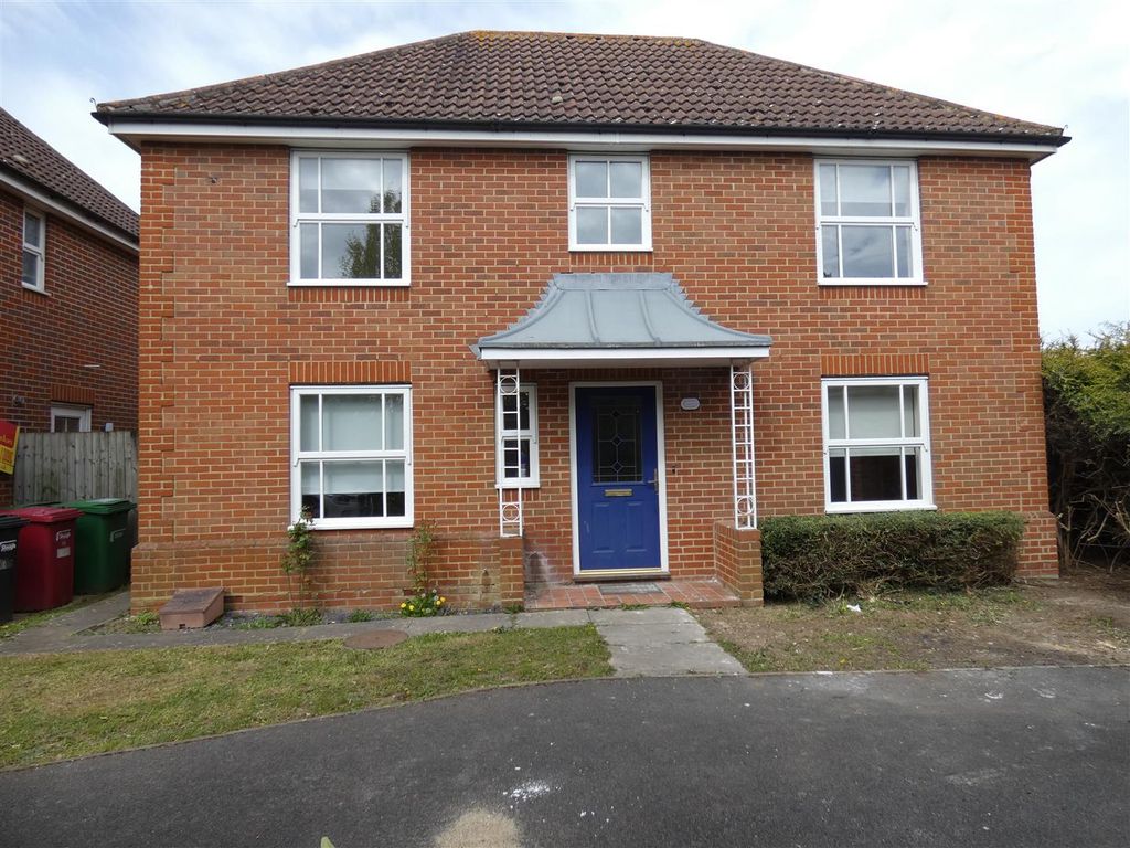 4 bed detached house to rent in Moor Furlong, Cippenham, Slough SL1, £