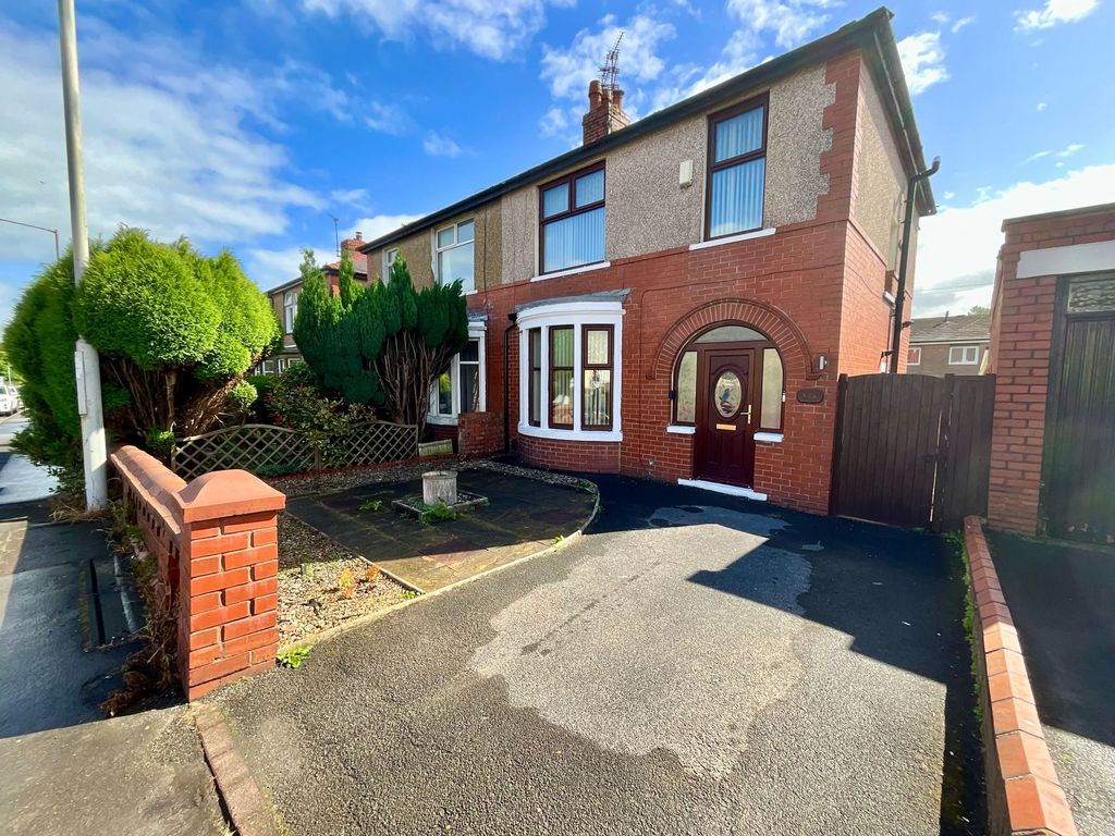 3 bed semidetached house to rent in Whalley Road, Clayton Le Moors BB5